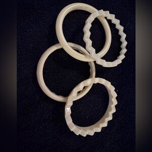 Set of 4 cream colored 80’s style Bangles